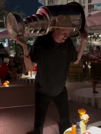 Panthersin Mikkola kyykkäsi Stanley Cupin kanssa