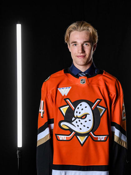 Anaheim Ducks Lucas Pettersson överens om kontrakt