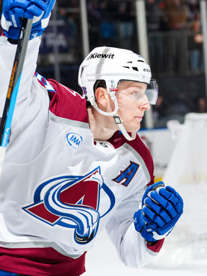 El Avalanche alcanza las 20 victorias de la mano de MacKinnon