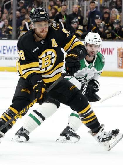 Pastrňák pomohl třemi body Bruins k další výhře