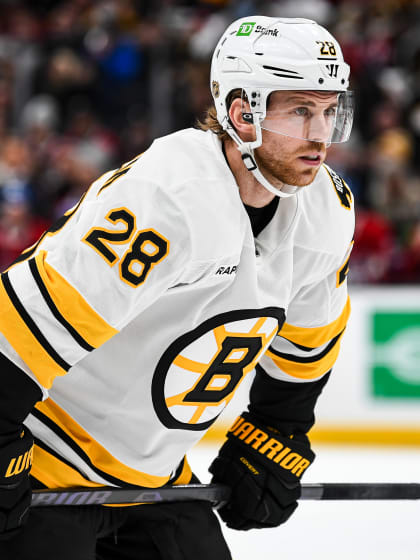 Elias Lindholm Pavel Zacha missar Stadium Series