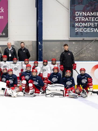 Leon Draisaitl spendet Ausruestung an die Koelner Haie