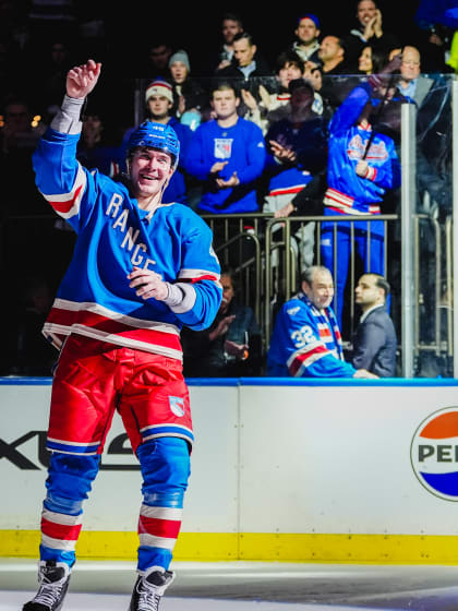 Jaroslav Chmelař slaví první gól v NHL