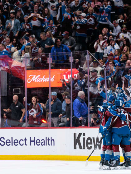 Gustav Stjernberg skriver på för Colorado Avalanche