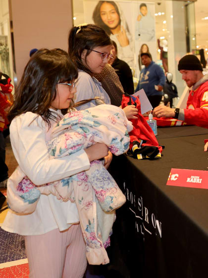 Photo Gallery - CrossIron Mills Autograph Session - 23.10.26