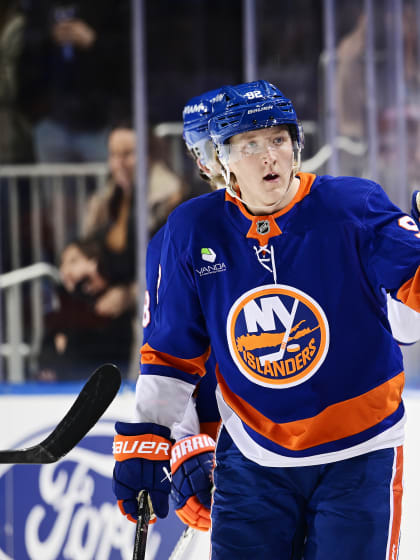 Islanders tränare DeBoer prisar Simon Holmström