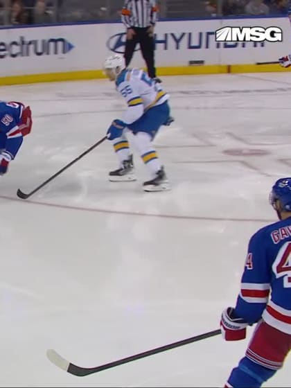 Lafrenière fait dévier le tir de Gavrikov