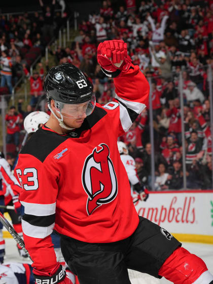 Poängfest av Jesper Bratt Jack Hughes när New Jersey Devils vann