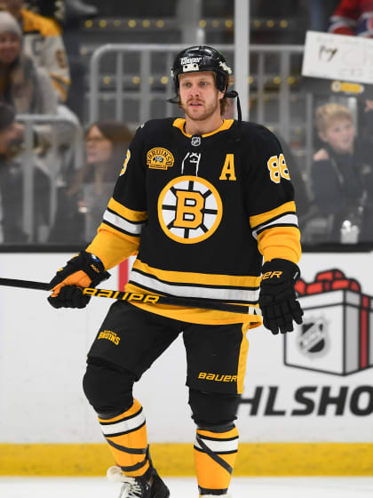 Pastrňák oslavil 100 let Bruins s historickou helmou