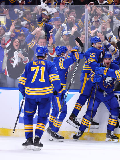 Playoffs NHL: Sabres vencen a Bruins con épica remontada
