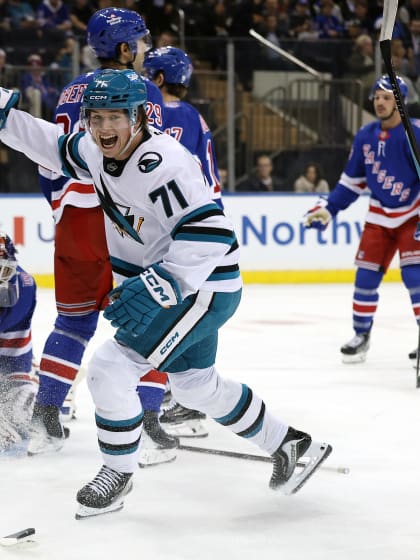 Celebrini piatimi bodmi riadil prvú výhru San Jose