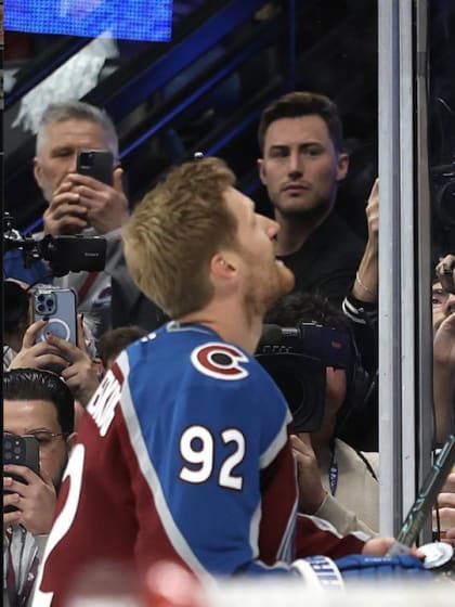 Familj vänner fanns på plats när Gabriel Landeskog gjorde comeback för Avalanche