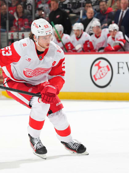 Detroit Red Wings Moritz Seider spricht ueber den Faustkampf