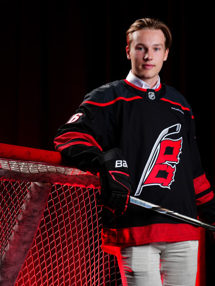 Hurricanes målade blågult med Håkansson Sörensson i NHL draften