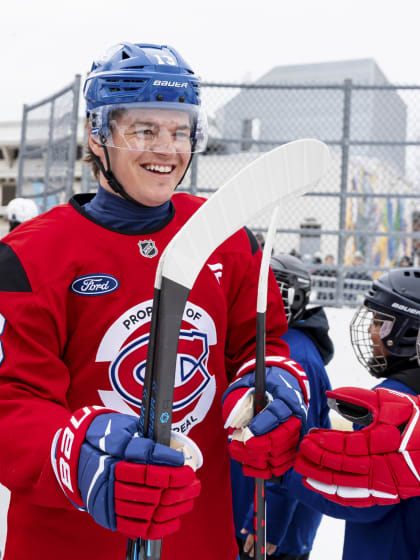 Habs practice outdoors on Bleu Blanc Bouge rink