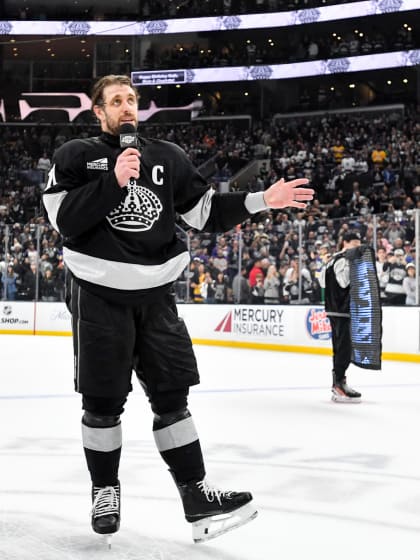 Anze Kopitar gives speech after LA Kings last home game