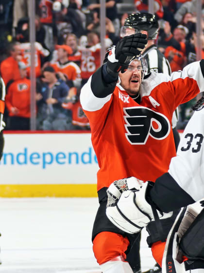 Flyers biter sig fast i slutspelsracet