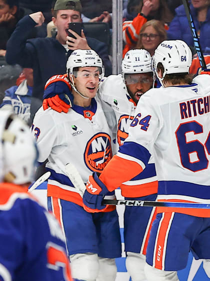 Duclair complète le tic-tac-toe, 500e point de Barzal