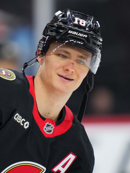 Moritz Seider gratuliert Tim Stuetzle zum Traumtor gegen Carolina