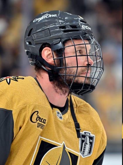 Brayden McNabb ako Zdeno Chára