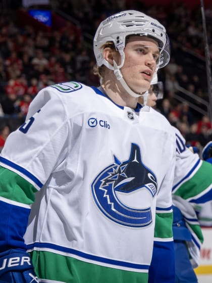 Backen Elias Pettersson till AHL