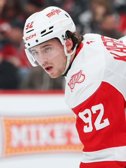 Mit Dylan Larkin Ausfall soll Marco Kasper die Luecke fuellen