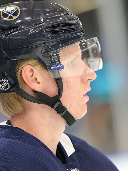 Rasmus Dahlin skriver på för Sabres