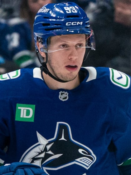 Rossi glaenzt dreifach: Canucks senden Lebenszeichen