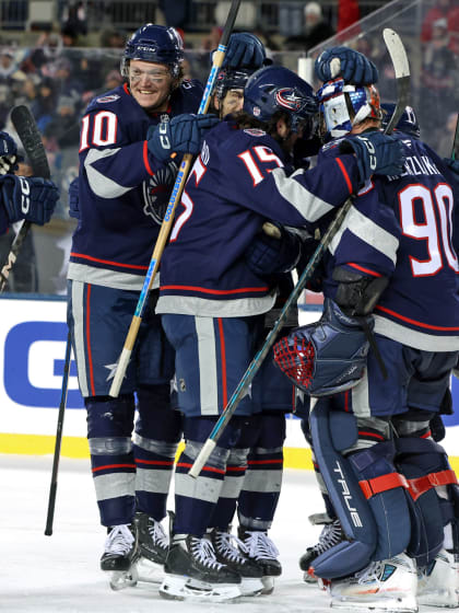 Plná aréna tleskala pod širým nebem Gaudreauovi i lotyšskému mágovi