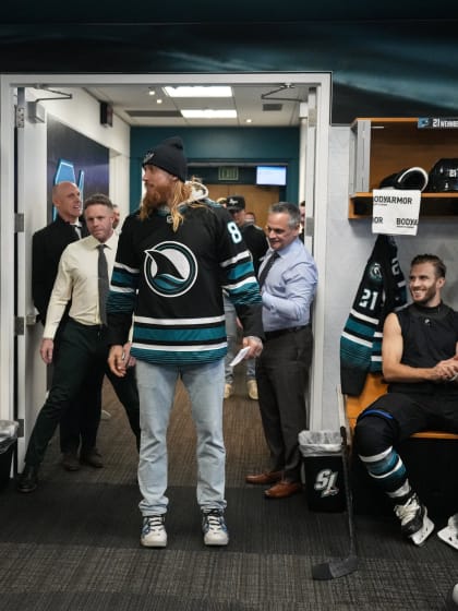San Francisco 49ers cheer on San Jose Sharks 