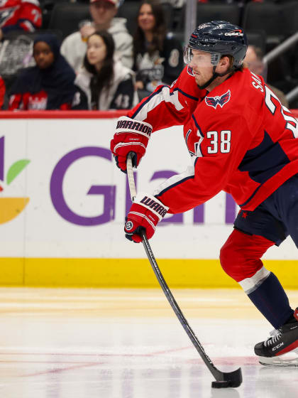 Rasmus Sandin kliver fram för Capitals i John Carlsons frånvaro