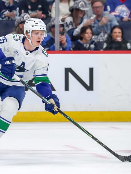 Backen Elias Pettersson utgick skadad för Vancouver Canucks