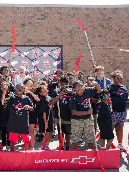 Continuing to give back to Detroit community, Lalonde helps grow sport at Summer Street Hockey event 