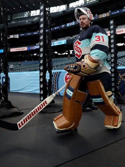 Philipp Grubauer drueckt den Seattle Kraken die Daumen fuers Winter Classic 2024