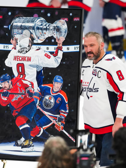 Ovechkin se voit offrir un tableau commémorant son but historique