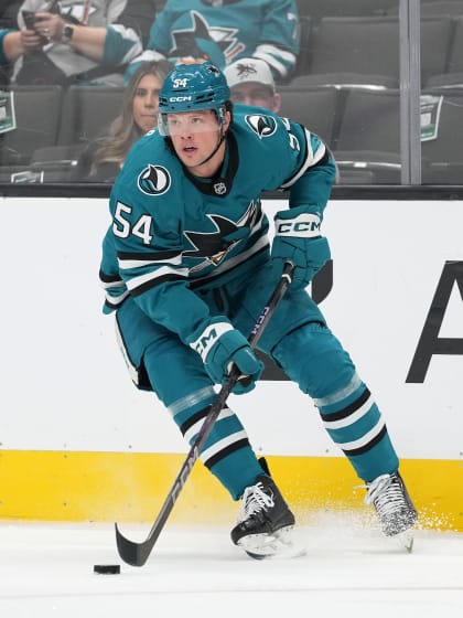 Sharks re-sign forward Patrick Giles 