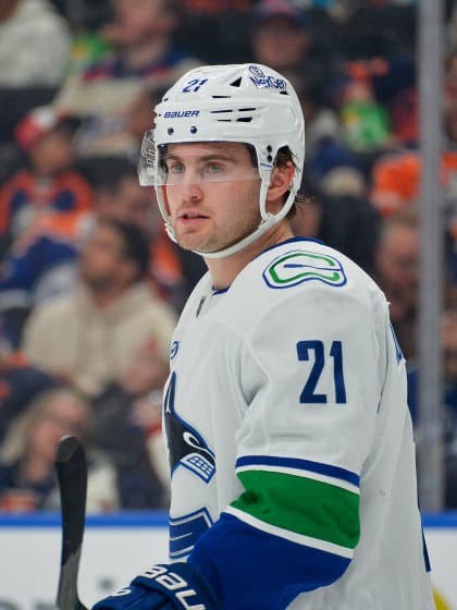 Nils Höglander till Nashville Predators i utbyte mot draftval