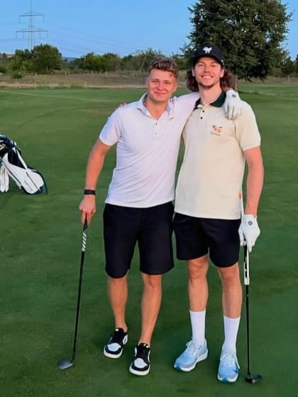 Moritz Seider und Tim Stuetzle gehen mit Fussballer golfen