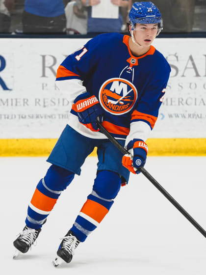 Matthew Schaefer suits up for New York Islanders for 1st time
