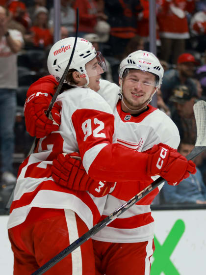 Große Freude bei Marco Kasper nach seinem Premierentor in der NHL