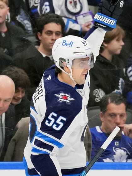 Mark Scheifele helps Jets top Maple Leafs for first time in 3 years