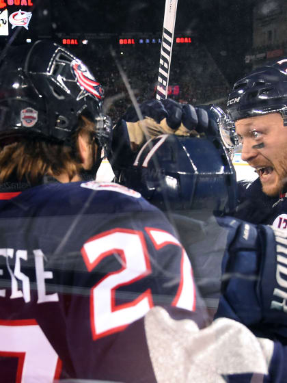 Fuer Johnny Gaudreau - Columbus Blue Jackets feiern unter freiem Himmel