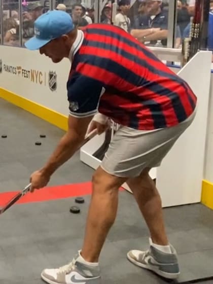 Rob Gronkowski shows hockey skills at Fanatic Fest NYC