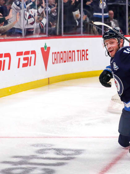 Toews saute sur la rondelle libre