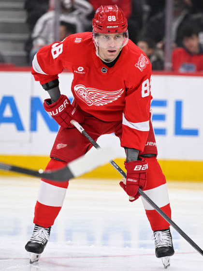 Patrick Kane ties Mike Modano record for most points among US born players