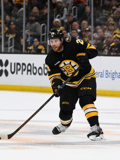 Bostons tränare vill se mer från Elias Lindholm