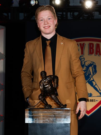 Max Plante wins 2026 Hobey Baker Award