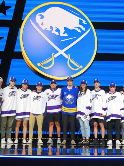 Niagara University hockey team honors late teammate at Draft
