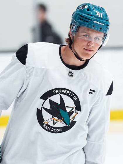 Ivar Stenberg signs entry level contract with San Jose Sharks