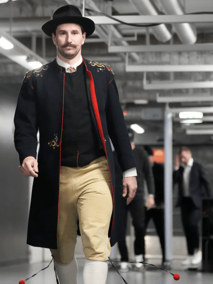 Filip Forsbergs entre till Global Series i folkdräkt